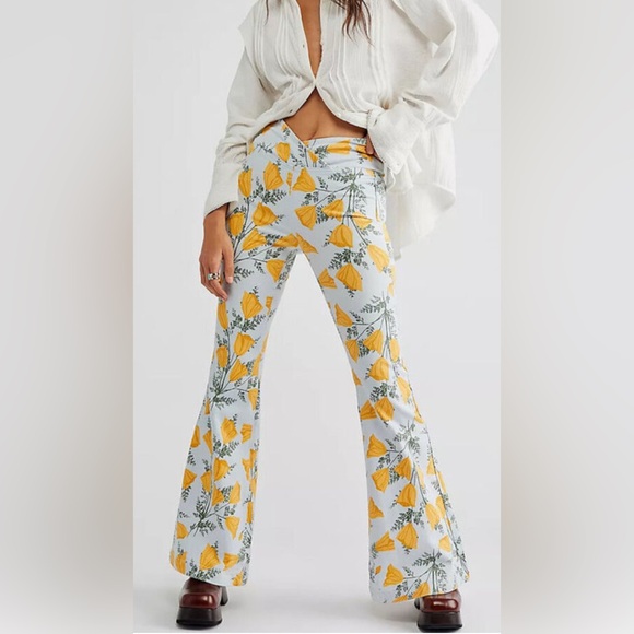 NWT!Free People floral print bell bottom jeans size 25. - Picture 1 of 6